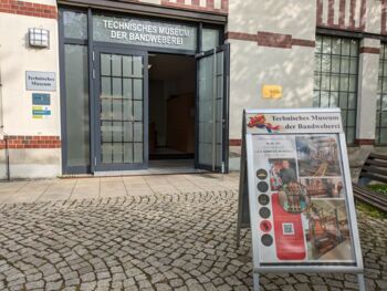 Plakat mit Öffnungszeiten