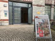 Plakat mit Öffnungszeiten