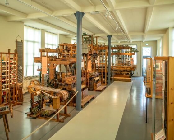 Im Obergeschoss des Museums sind historische Bänder, Spezialwebstühle und Arbeitsmittel ausgestellt