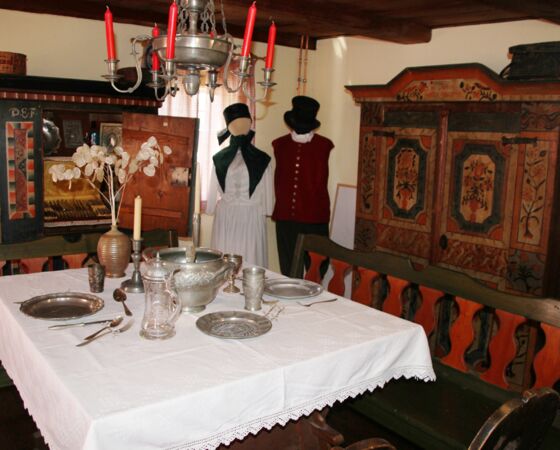 Im benachbarten Heimatmuseum Großröhrsdorf wird die Geschichte des Ortes gezeigt, hier ein Wohnzimmer in einem Umgebindehaus.