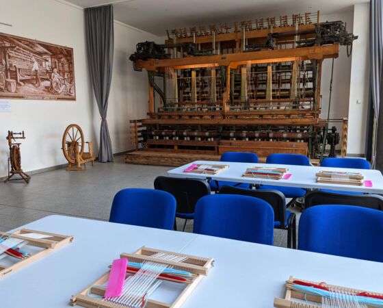 Im Nebengebäude ist Platz für Workshops für Gruppen und Schulklassen mit praktischen Übungen am Webrahmen